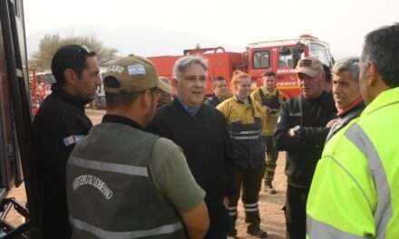 Llaryora destacó el trabajo de los bomberos y la policía, a la vez que pidió a la población respetar las indicaciones de las autoridades