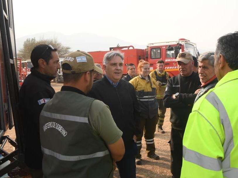 Llaryora destacó el trabajo de los bomberos y la policía, a la vez que pidió a la población respetar las indicaciones de las autoridades