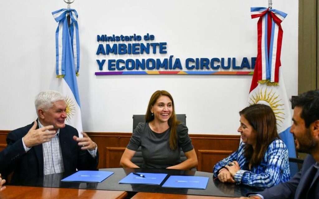 Ambiente firmó convenio con la Red Argentina de Municipios para desarrollar políticas locales frente al cambio climático