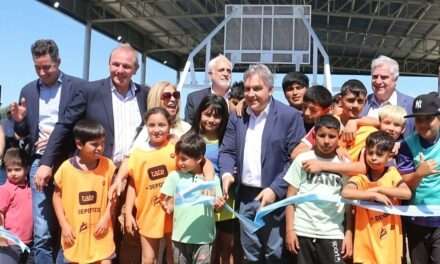 En Río Cuarto, Llaryora inauguró un polideportivo y anunció más obras