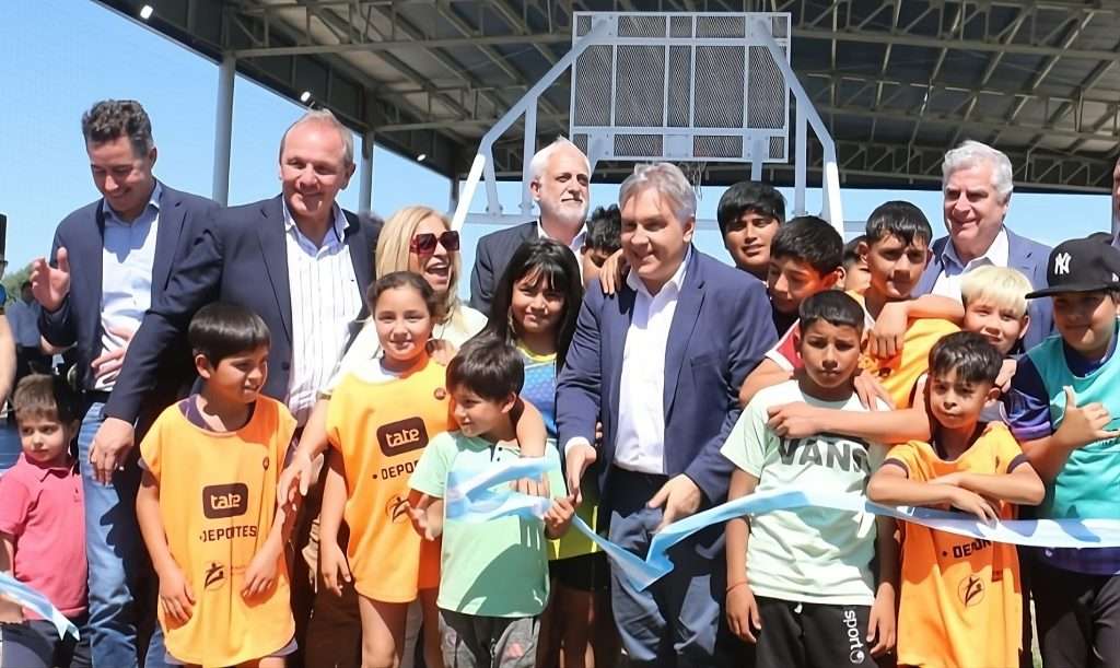 En Río Cuarto, Llaryora inauguró un polideportivo y anunció más obras