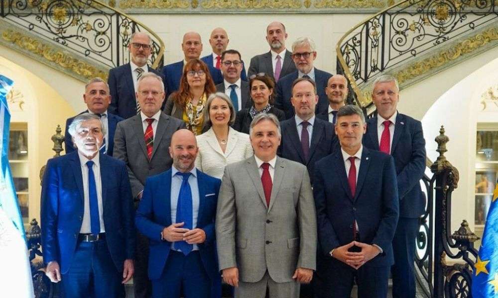 Llaryora se reunió con embajadores de la Unión Europea