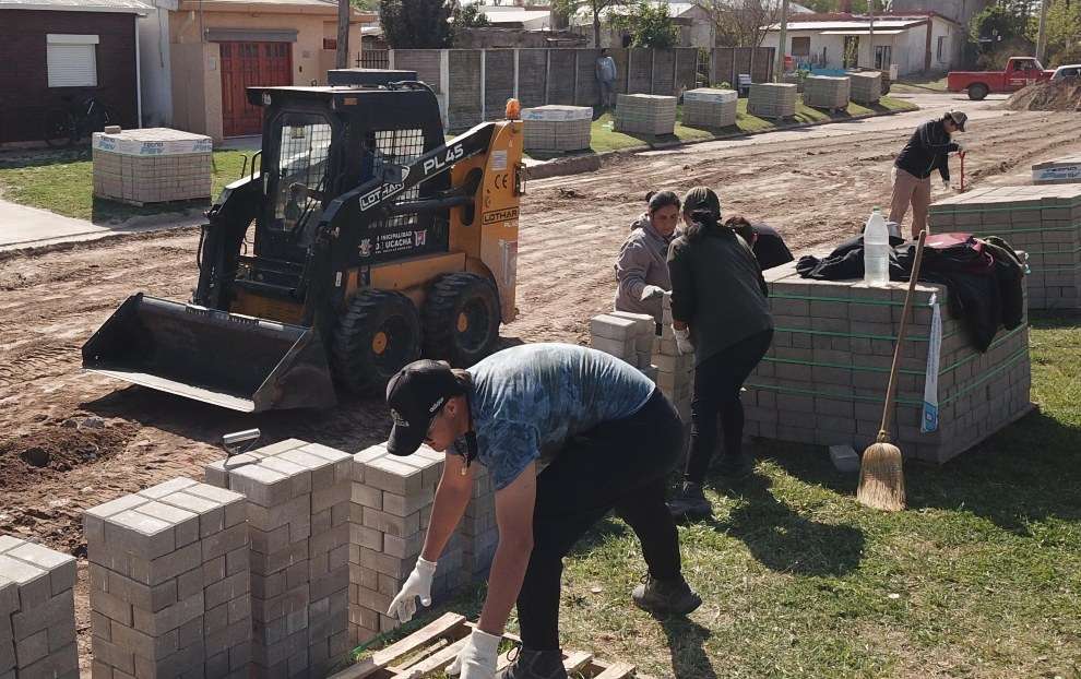 Ucacha: avanzan las obras de pavimento articulado