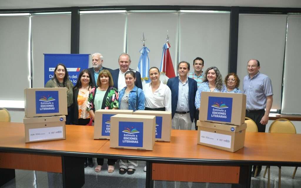 La vicegobernadora Myrian Prunotto entregó libros a bibliotecas y firmó convenios con ONGs