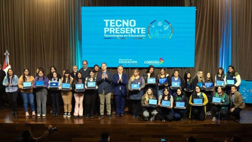 Todos los estudiantes de formación docente de Córdoba recibieron sus netbooks en 2024