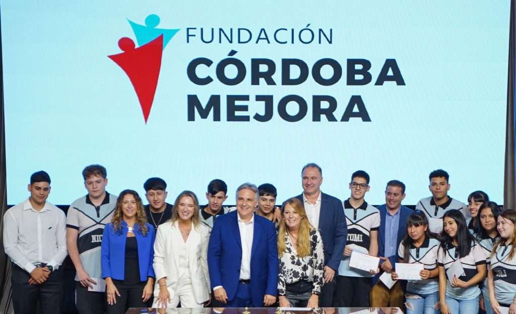 Llaryora reconoció a más de 3.700 egresados del programa Enlazar+