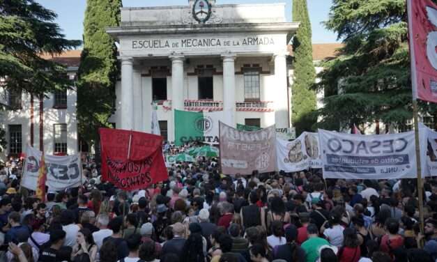 Tras la restitución del nieto 138, una multitud se concentró en la ESMA en defensa de la Secretaría de DD.HH.