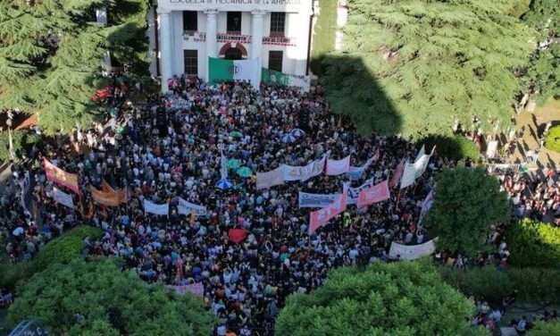 «Una memoria que arde»: masivo reclamo contra los despidos y el cierre del Centro Cultural Haroldo Conti