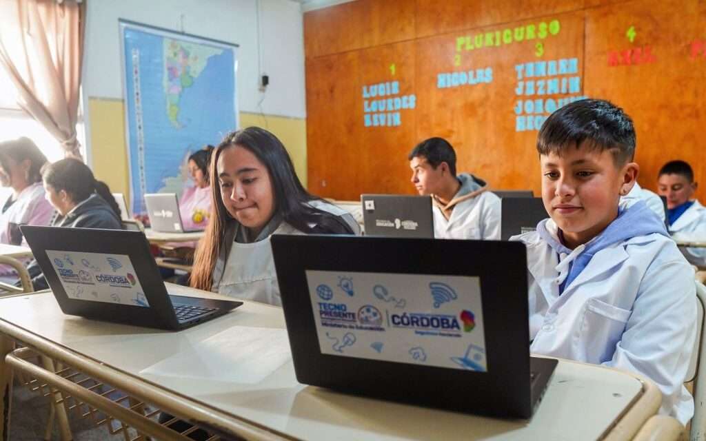 Más de 600 escuelas rurales ya cuentan con internet satelital