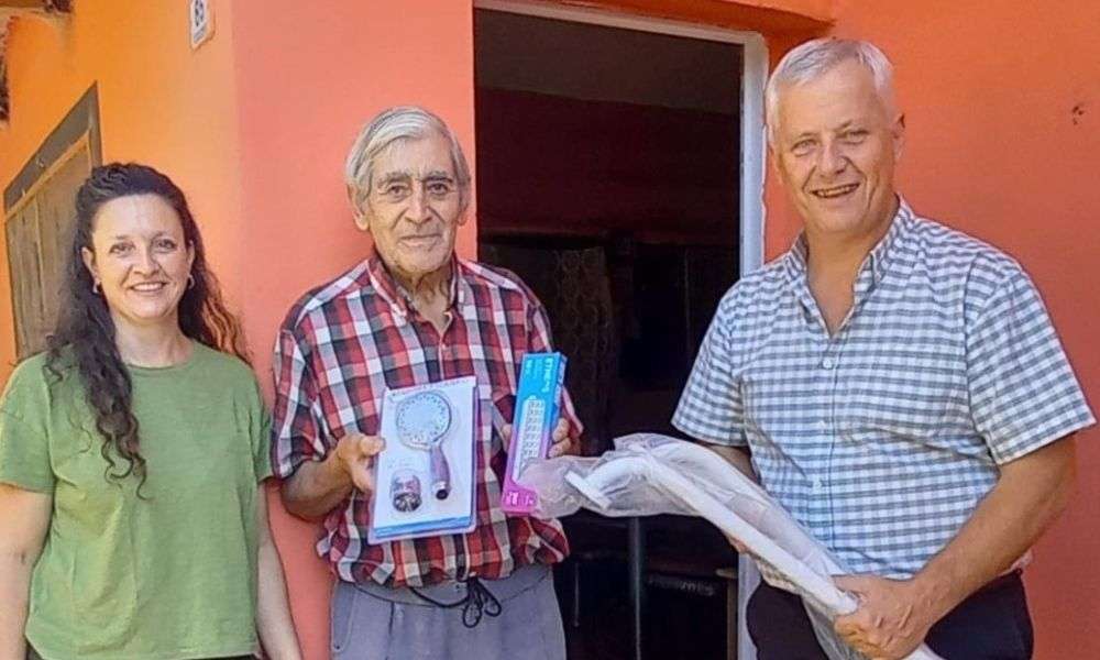 Los Cisnes: el municipio entregó sets de accesibilidad a adultos mayores