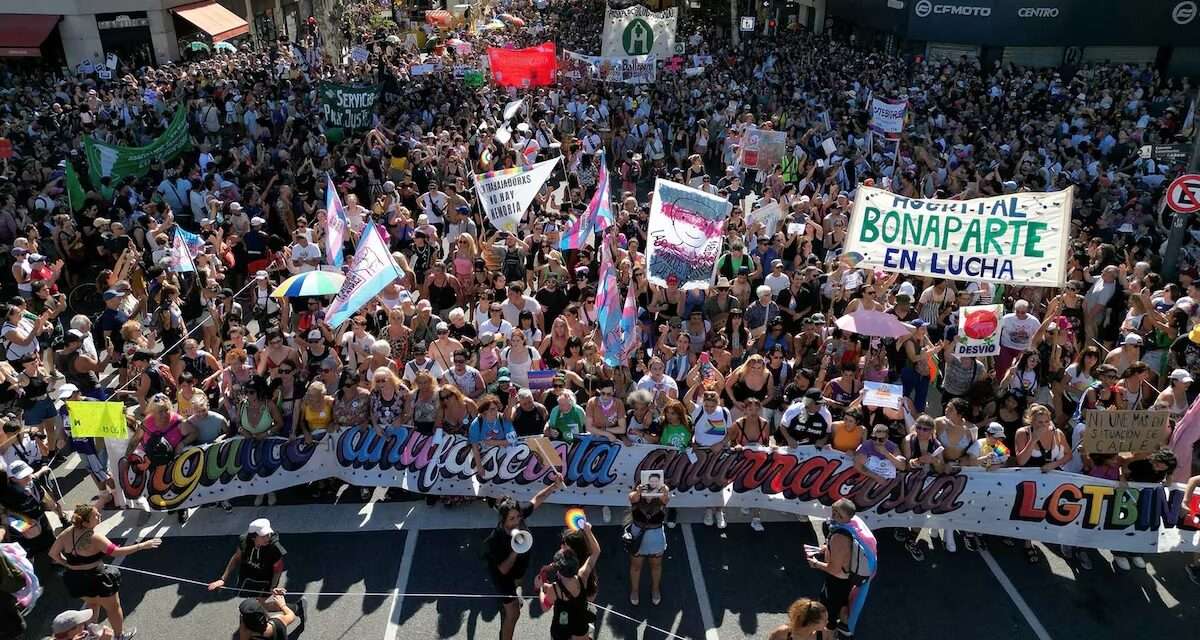 Multitudinaria marcha LGBT: miles de personas se movilizaron por el «orgullo antifascista» y contra el discurso de Javier Milei