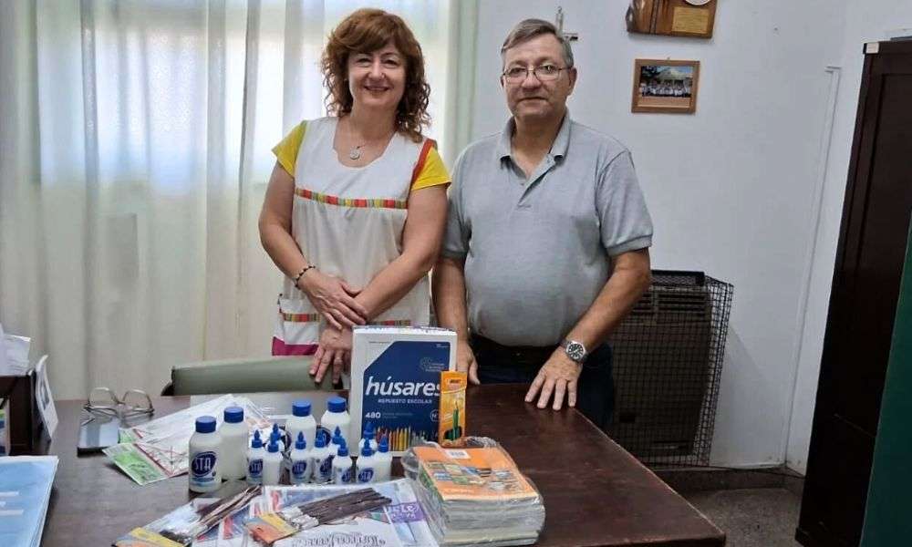 Bulnes: el intendente  entregó material a centros educativos