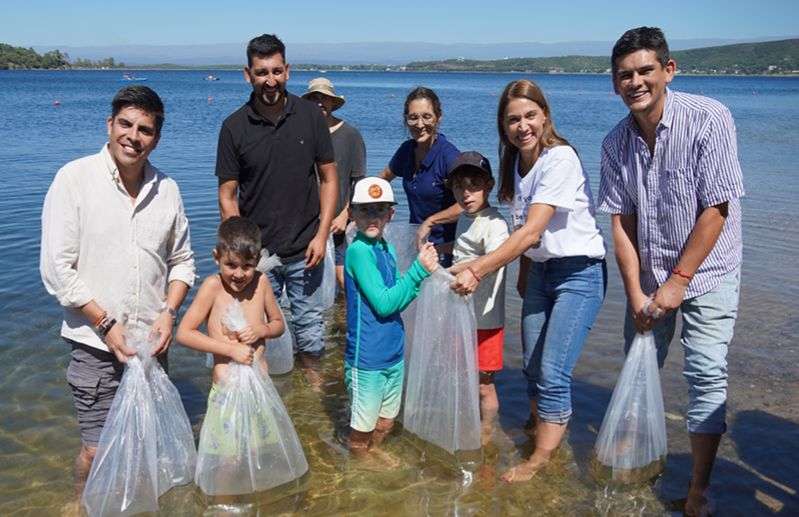 Ambiente realizó siembra de peces en Embalse de Río Tercero y entregó fondos a Pumakawa