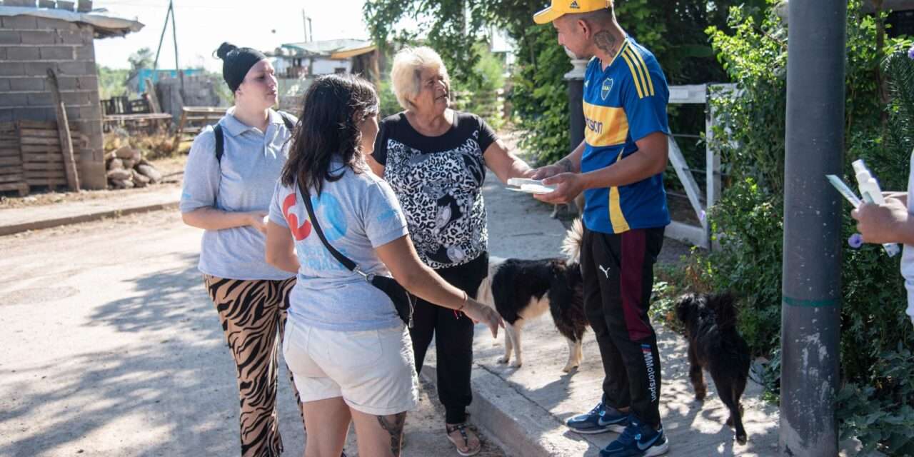 La UNRC y el municipio entregaron repelente en barrio Oncativo