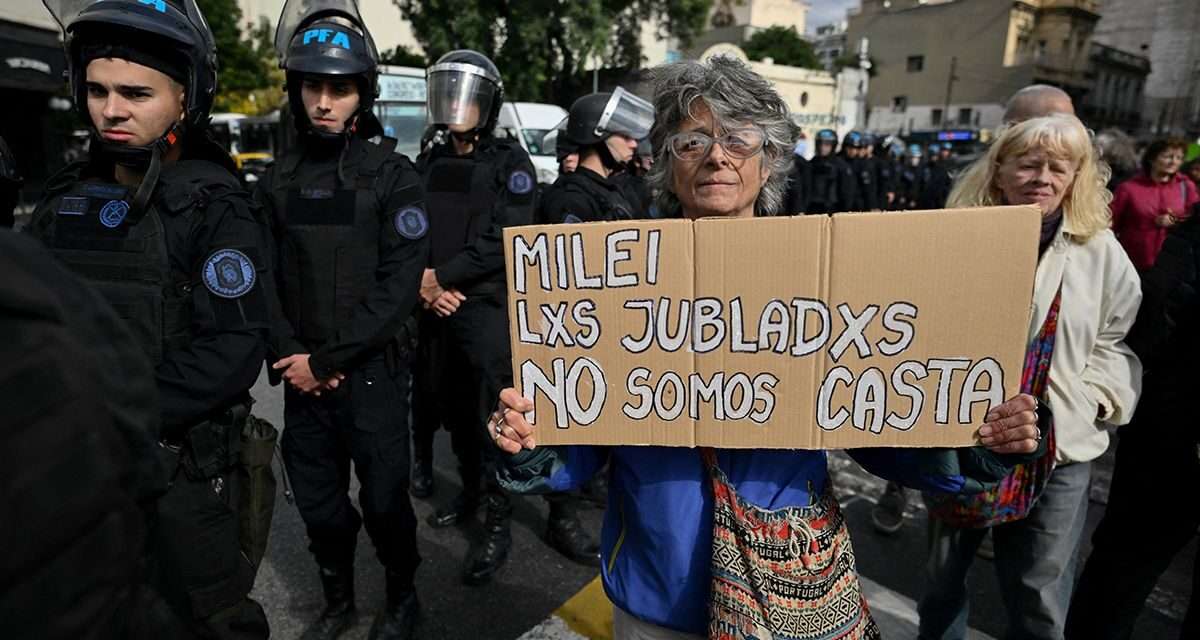 Hinchas, gremios y organizaciones sociales acompañan a los jubilados en la Plaza San Martín