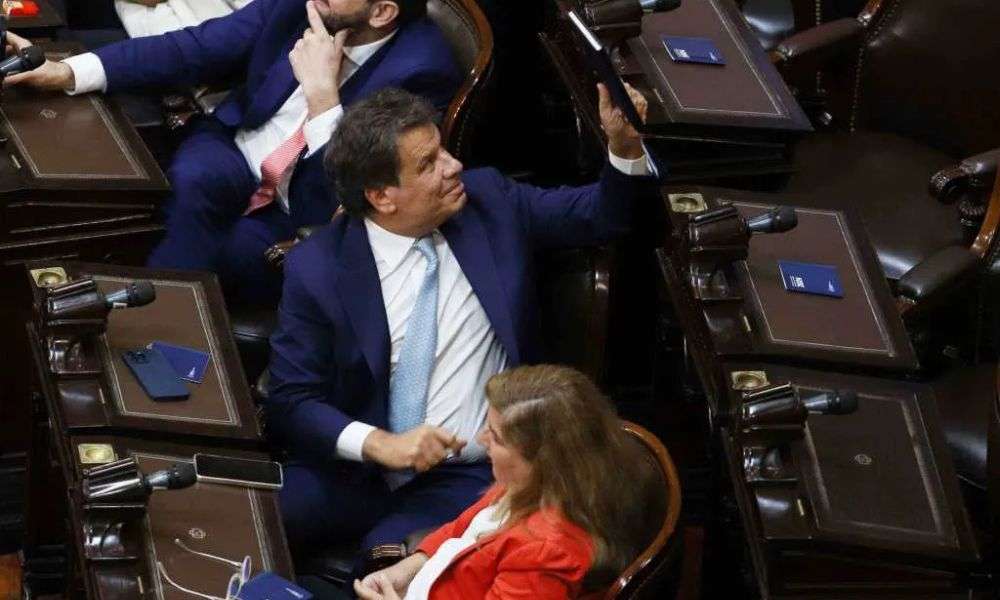 Grave: Facundo Manes denunció amenazas de Santiago Caputo en el Congreso