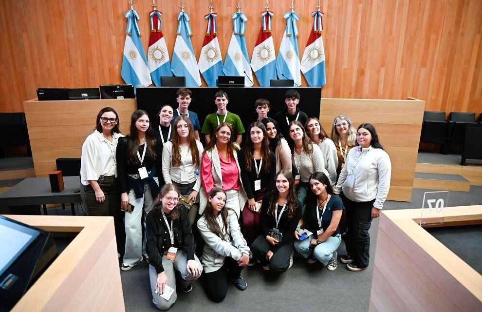 Alumnos de Unquillo y Brasil visitaron la Legislatura de Córdoba